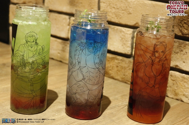 「ゾロのフルーティーメロンスカッシュ」（写真左）、「フランキーのスーパーボトルソーダ」（写真中央）、「ロビンの千紫（ミル）グレープジュース」（写真右）各1,200円（税込）