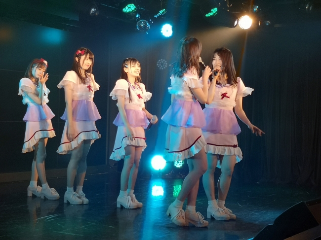 卒業発表後、パフォーマンス中のAnge☆Reve（左から 佐々木璃花・水野結愛・吉橋亜理砂・さいごうみずき・権田夏海）