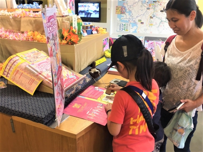 同じく聖地・アルピノでスタンプを押す家族連れ