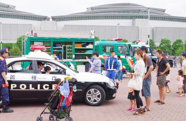 「ぼうさいモーターショー」過去の開催風景（国営・都立東京臨海広域防災公園）※展示車両の内容は毎年異なります
