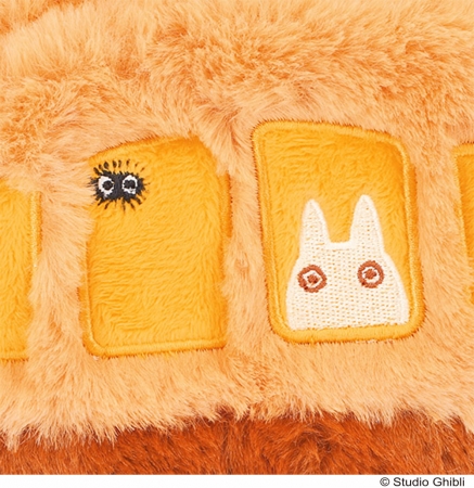 ネコバスの窓から小トトロの刺繍が覗いています。