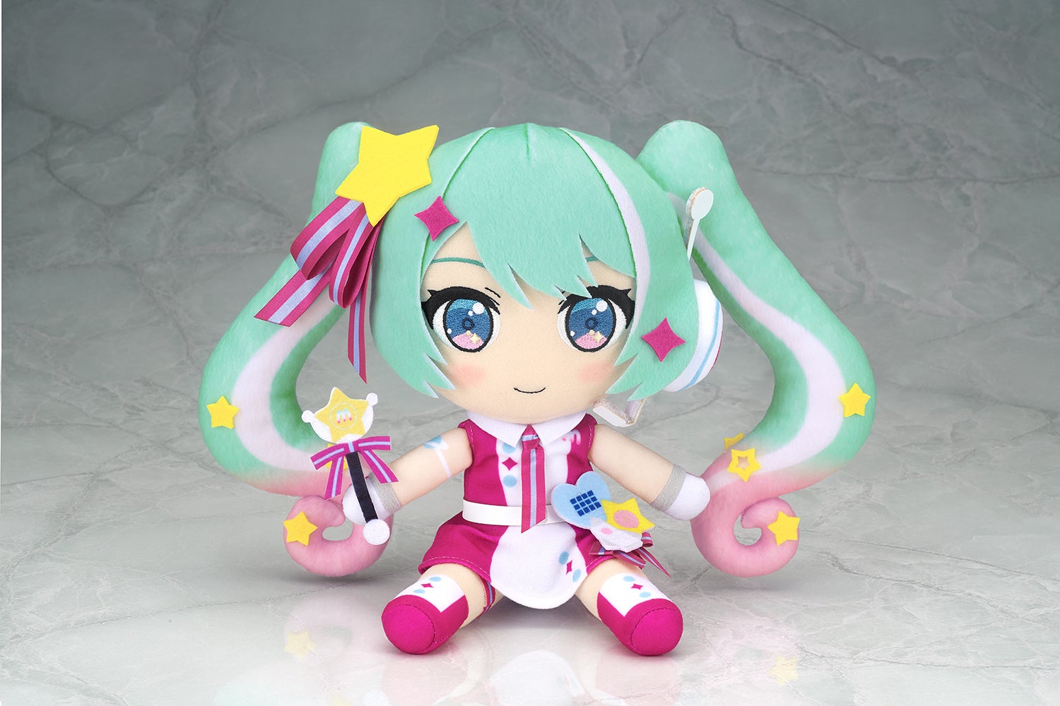 『マジカルミライ 10th』のコスチュームを身に纏った「初音ミク」のぬいぐるみが登場。「Giftあみあみオンライン出張所」にて受注生産で予約受付中。