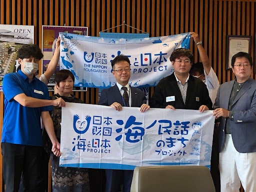 宮崎県延岡市​​が「海ノ民話のまち」として認定！認定委員長が読谷山洋司市長​​​を表敬訪問し、認定証贈呈式を実施しました。