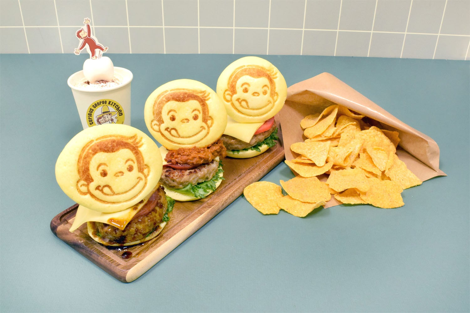 大人気「おさるのジョージ」のダイニングカフェ「Curious George Kitchen」が東京ドームシティ ラクーアに期間限定のキッチンカーをオープン！
