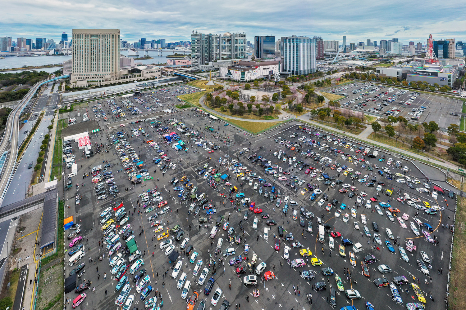 全国の痛車1,000台とコスプレイヤーが東京に集結　
魅力たっぷりのステージコンテンツも！
「Yupiteru presents お台場痛車天国2023」
3月26日(日)開催