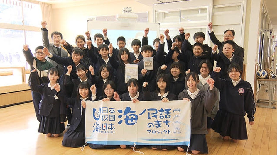 汐待のまち福山市鞆の浦に伝わる民話「百貫島物語」アニメ化記念地元小学校でアニメ上映会とコラボ文房具の贈呈式を実施しました