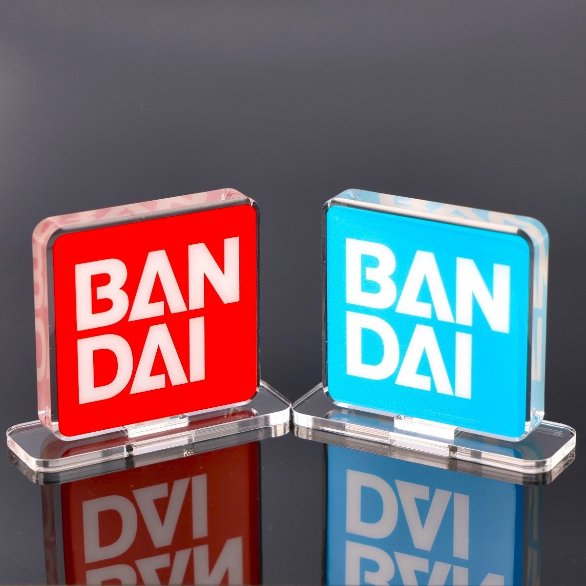 バンダイ／BANDAI SPIRITSのロゴがまさかの商品化！コレクションと一緒に飾るのに最適なアクリルスタンドで登場。【本日6月5日は＜ロゴマークの日＞】