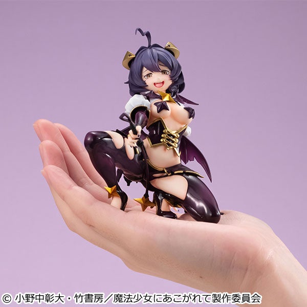 『魔法少女にあこがれて』より「マジアベーゼ」が、てのひらサイズのフィギュアで登場。あみあみにて予約受付中。