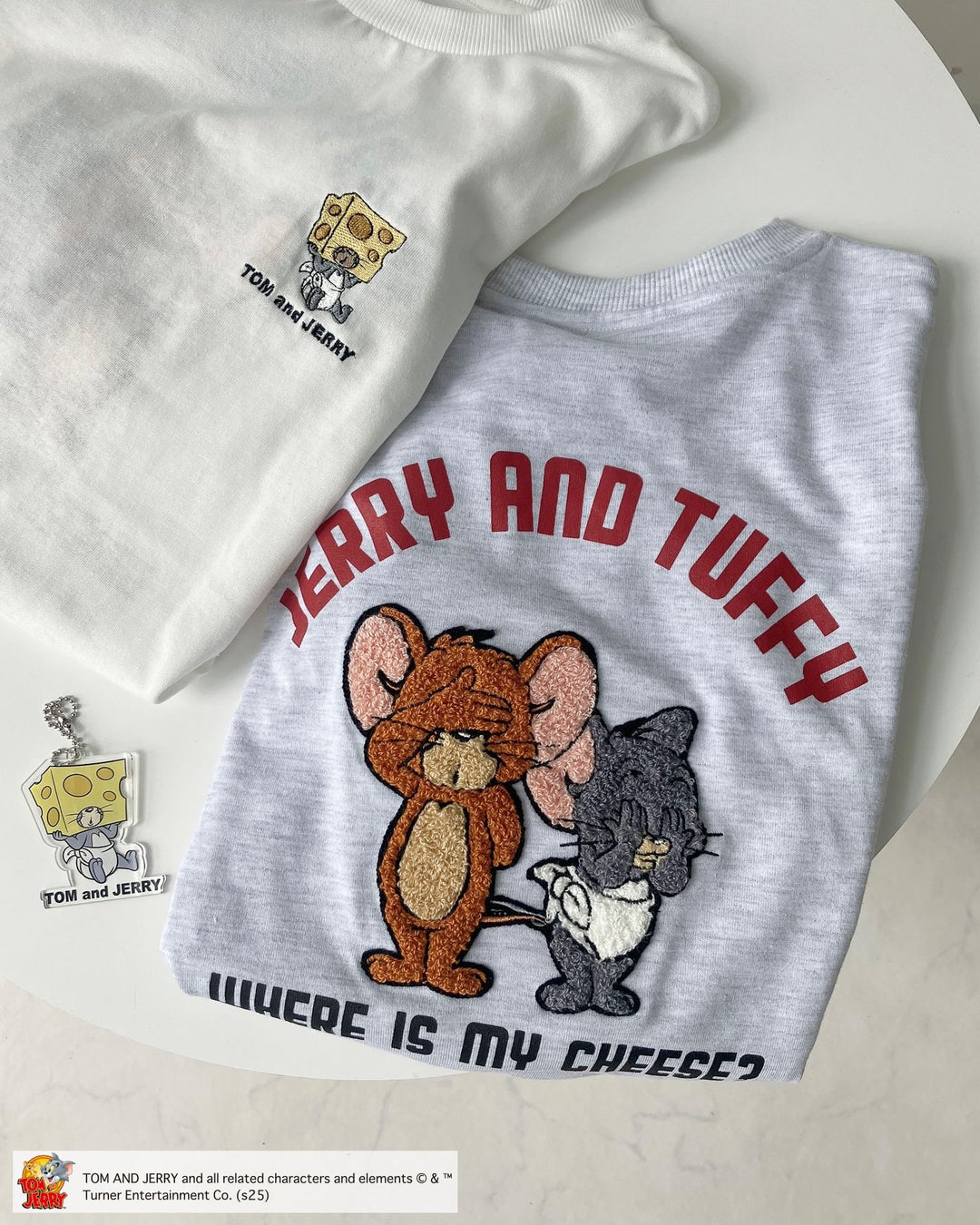 TVアニメ『2.5次元の誘惑』より「天乃リリサ」が、初コスプレイベントシーンをモチーフにお馴染みの決めポーズで立体化。