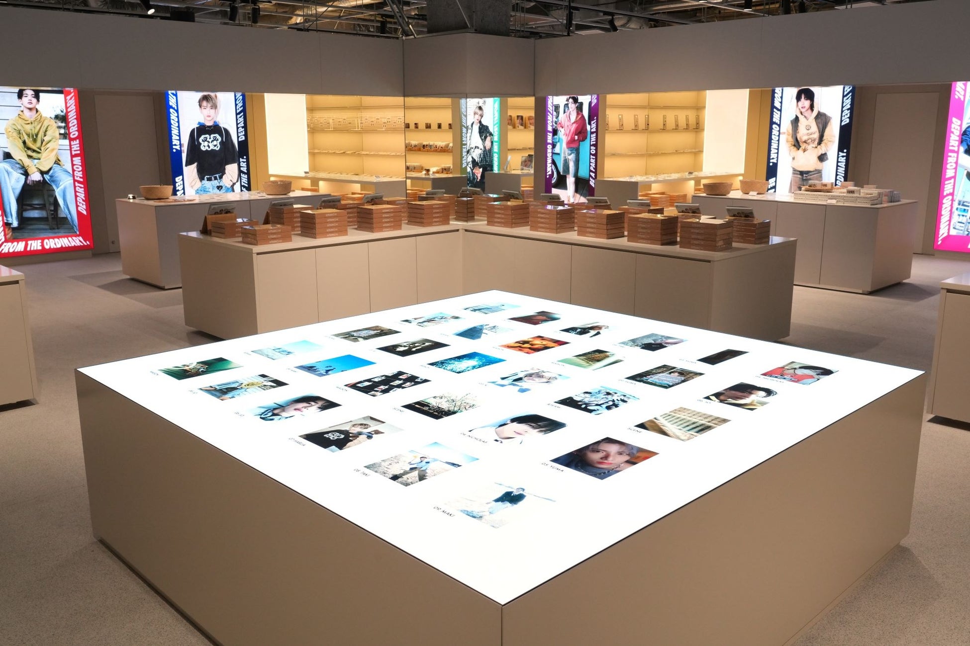 公式ファンクラブ「赤い夢学園」開校1周年記念 はやみねかおる展 ~赤い夢学園祭2025~ 展示会チケットが発売開始!イベントスペシャルPVも公開スタート