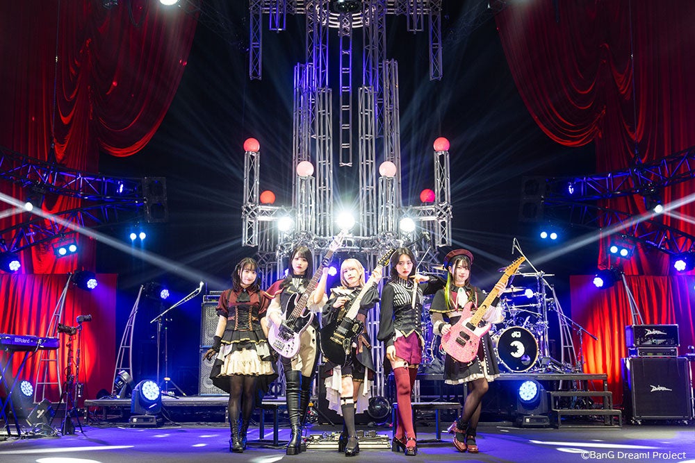 灯白社、「STEINS;GATE 15周年記念POPUP企画展 ～15年の月日を超える。ifの世界線～」本日よりタイムマシンが秋葉原に出現！会場写真（タイムマシン・原画・ラッピング）と追加グッズ公開！