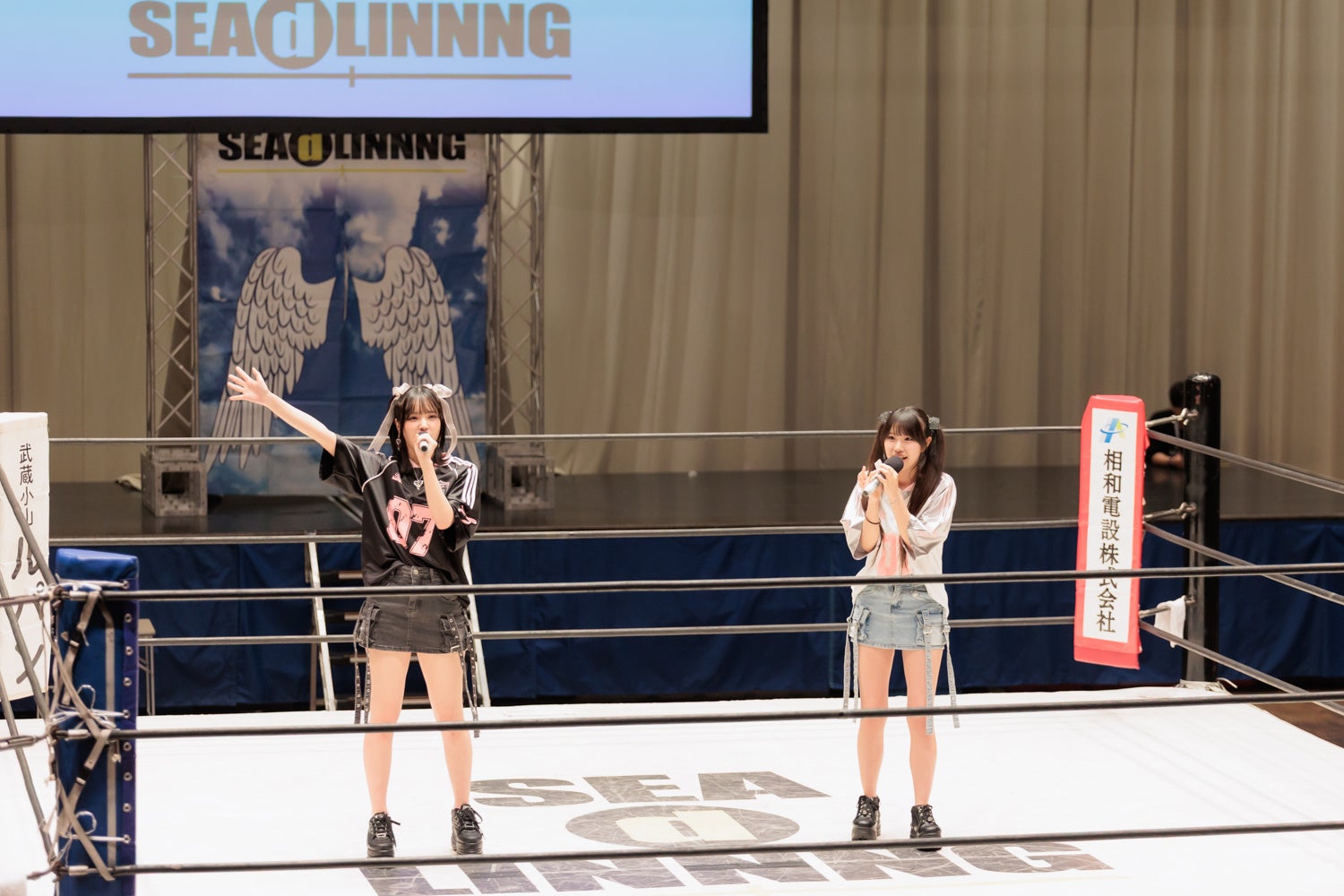 二人組ガールズユニット「CLIONE」初のステージで名曲披露「お父さんやお母さん、親戚全員が歌っていたヒット曲やアニソンを受け継ぎたい」