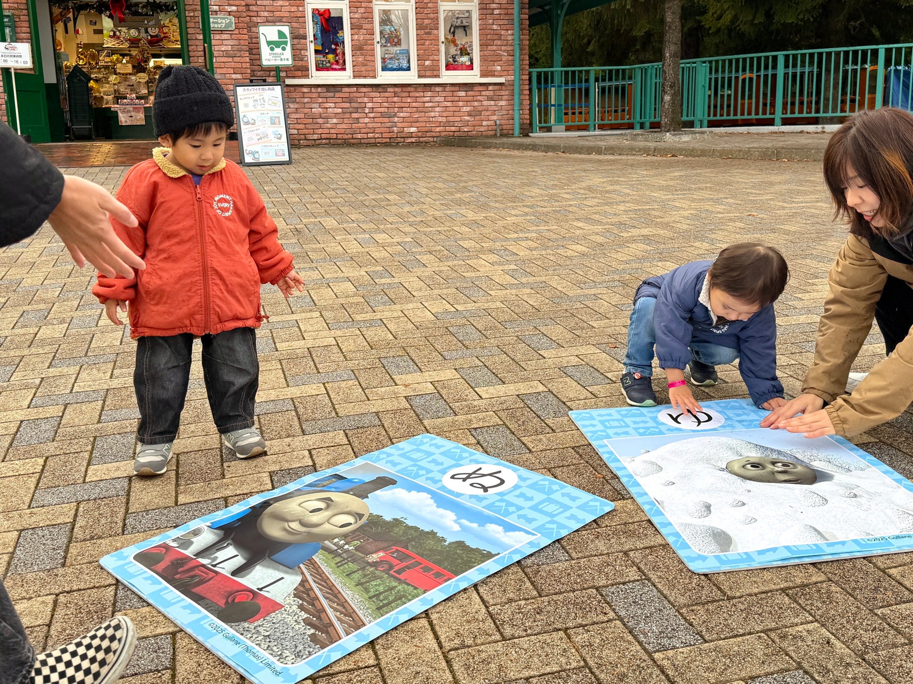 【トーマスランド】ポプラ社の『トーマスかるた』が約60cmに！お正月イベント「トーマス超BIGかるた大会」開催～オリジナルスペシャル絵札も登場～