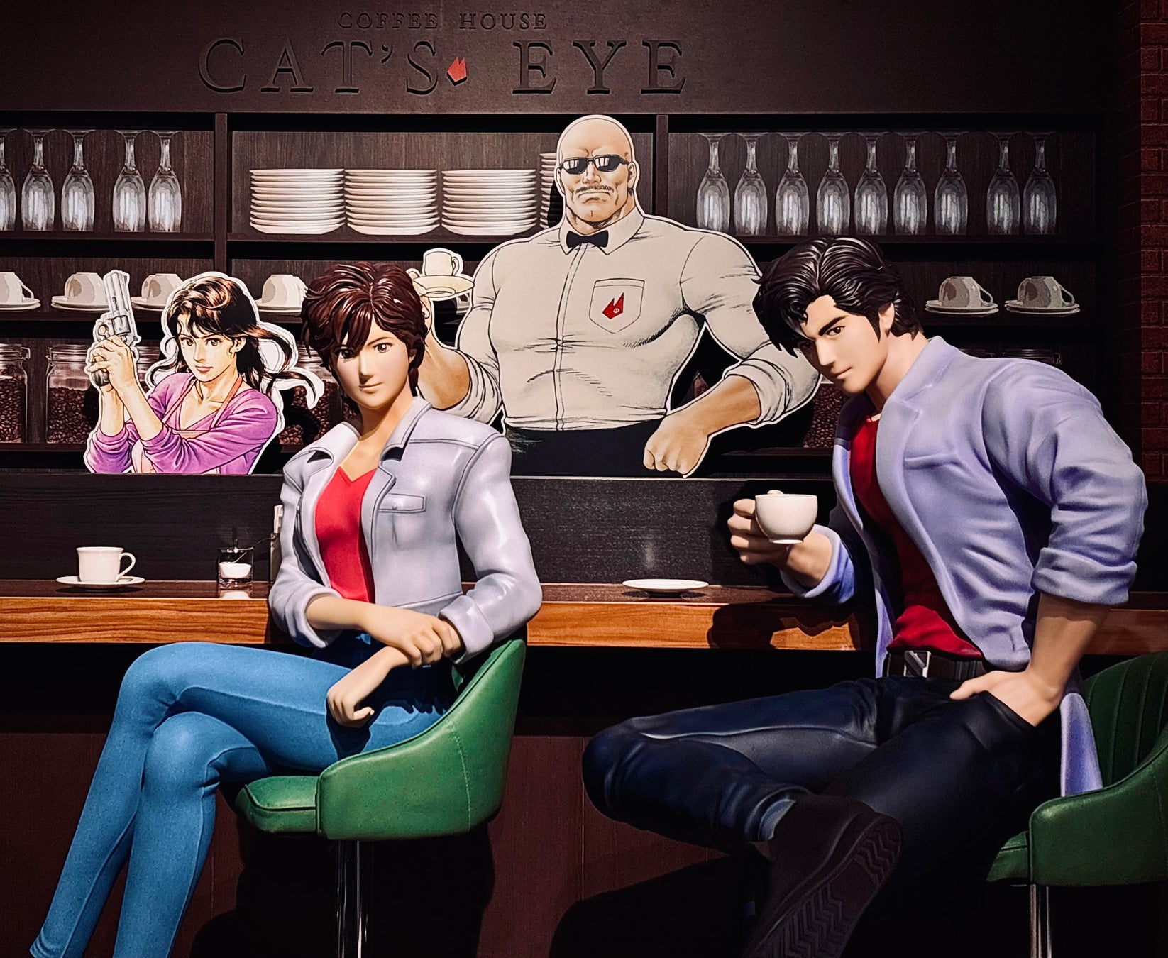 上野の森美術館で開催中の「シティーハンター大原画展」に「槇村香」等身大立像がいよいよ登場！喫茶キャッツアイに獠、香、海坊主、美樹4人が勢揃い！新作オリジナルグッズ＜名刺ケース＞も遂に販売開始！