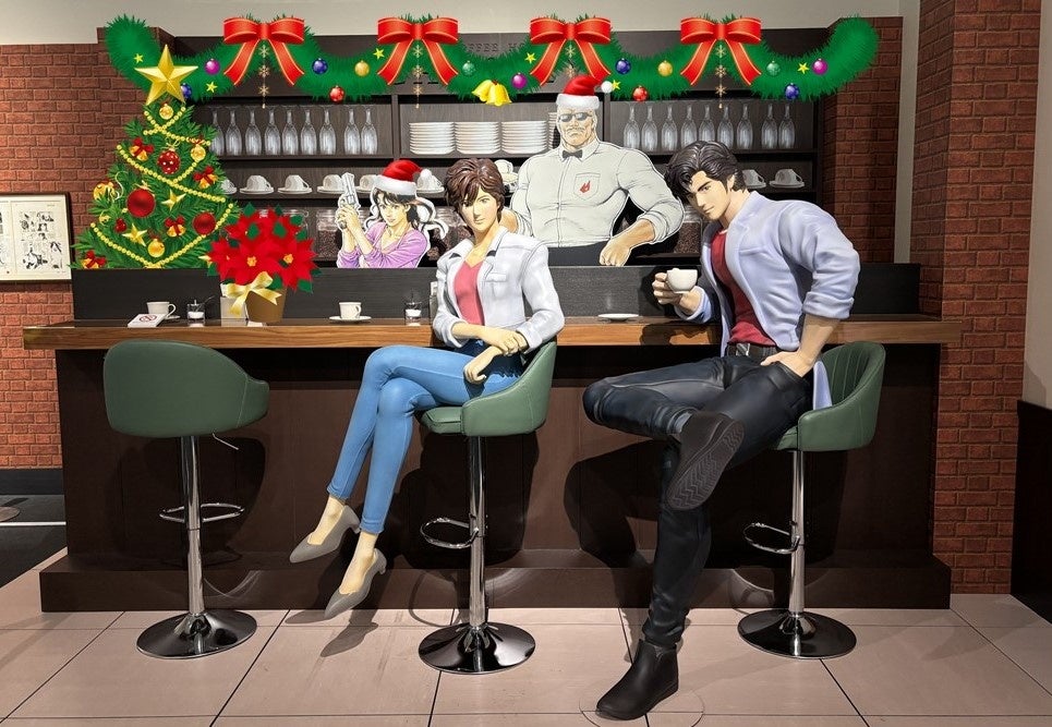 上野の森美術館にて開催中「シティーハンター大原画展」の『喫茶キャッツアイ』コーナーがクリスマスデコレーション！サンタ帽の海坊主、美樹がお出迎え！2日間限定のクリスマスの入場者プレゼントも!!