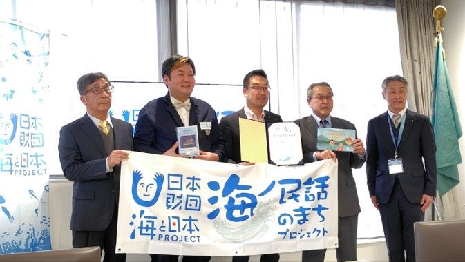 海ノ民話アニメーション「おまんさん」が完成！　アニメ監督が滋賀県守山市 森中高史市長を表敬訪問し「海ノ民話のまち」に認定　完成アニメーションをお披露目同日に地元の小学生を対象とした上映会を実施