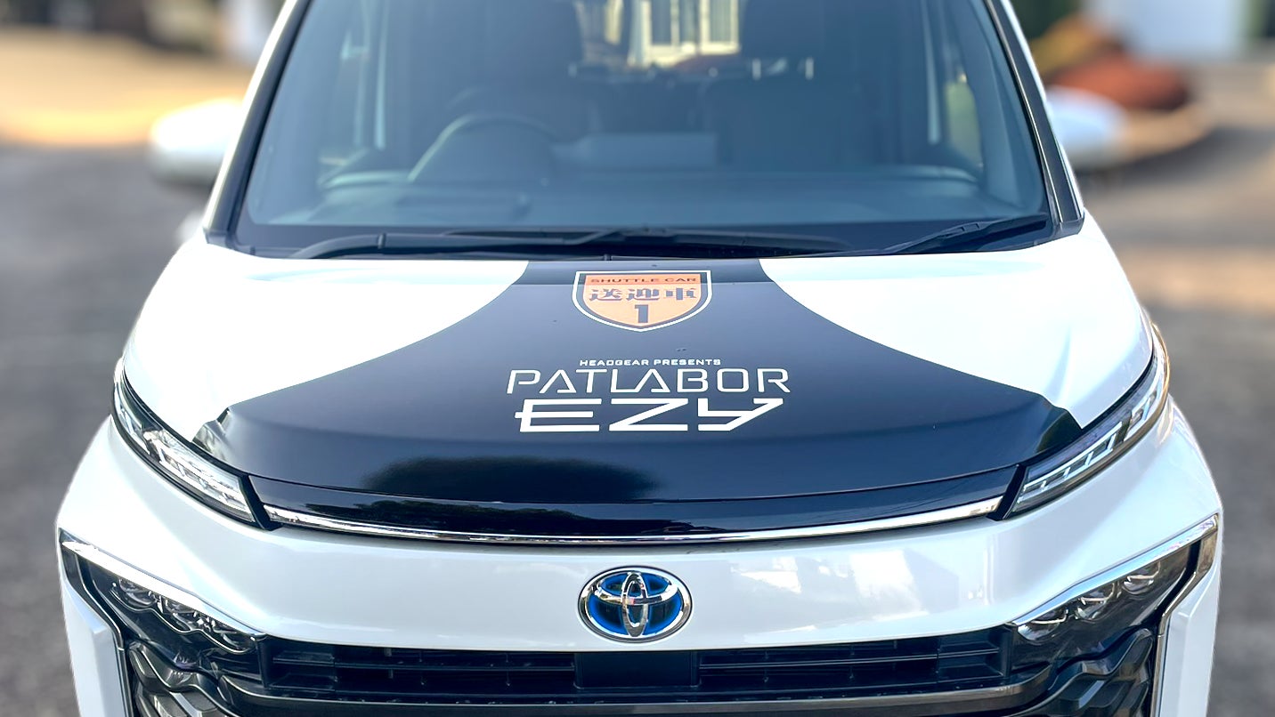 武蔵境自動車教習所×アニメ『機動警察パトレイバー EZY』コラボラッピング送迎車登場｜2月21日武蔵境駅前で実車展示開催