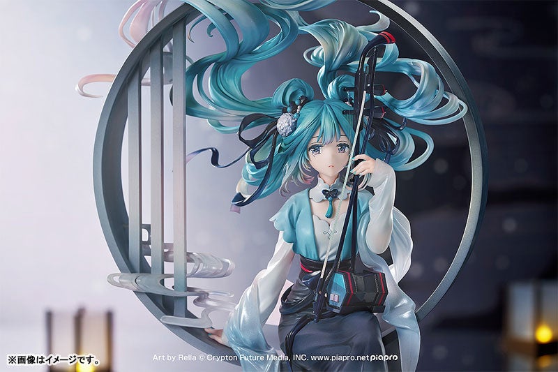 『初音ミク』が、中国の伝統楽器「二胡」を持った姿でフィギュア化。あみあみにて予約受付中。