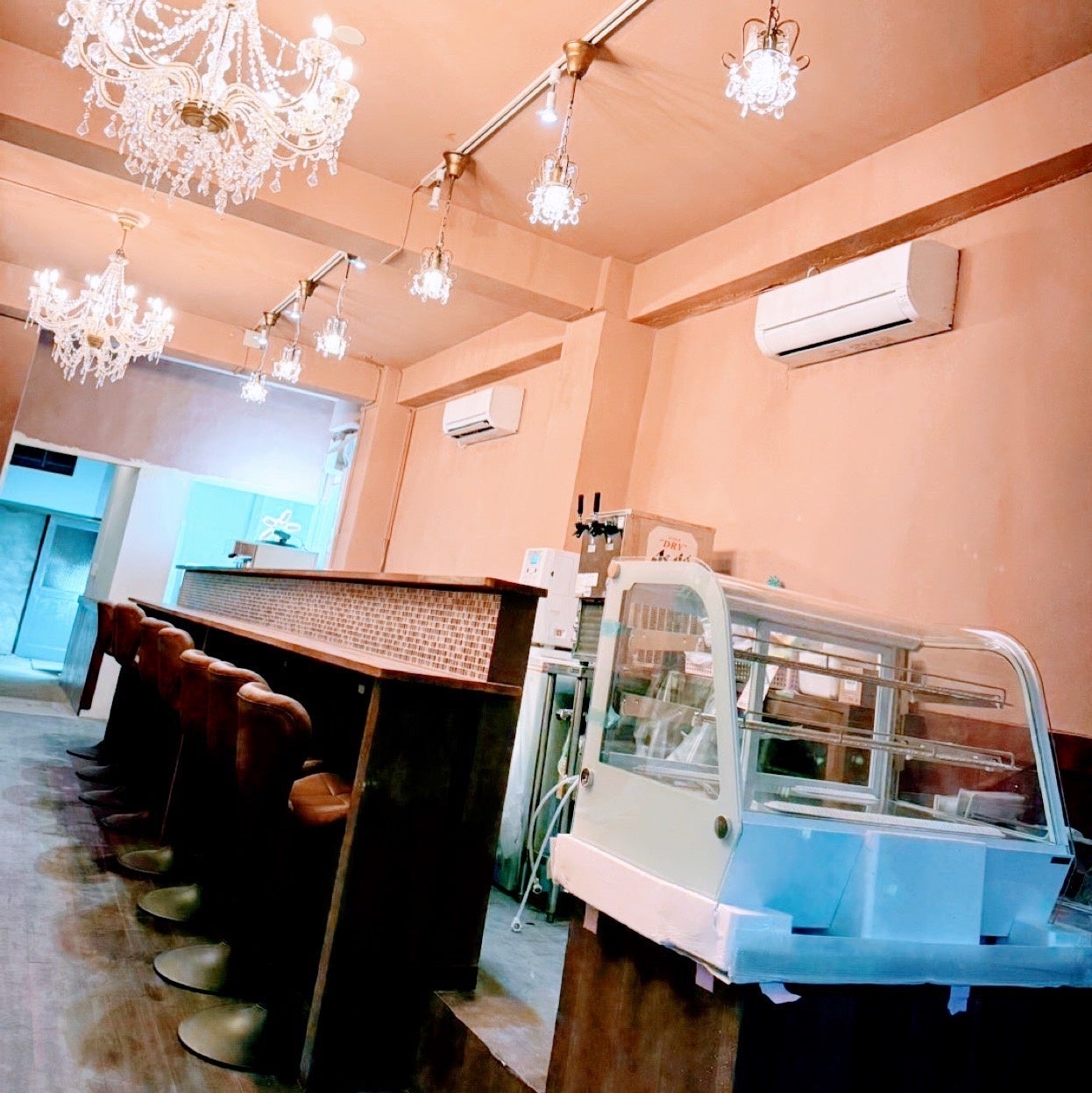 漫画ギャラリーカフェ「CAFEオカオカ」移転オープン