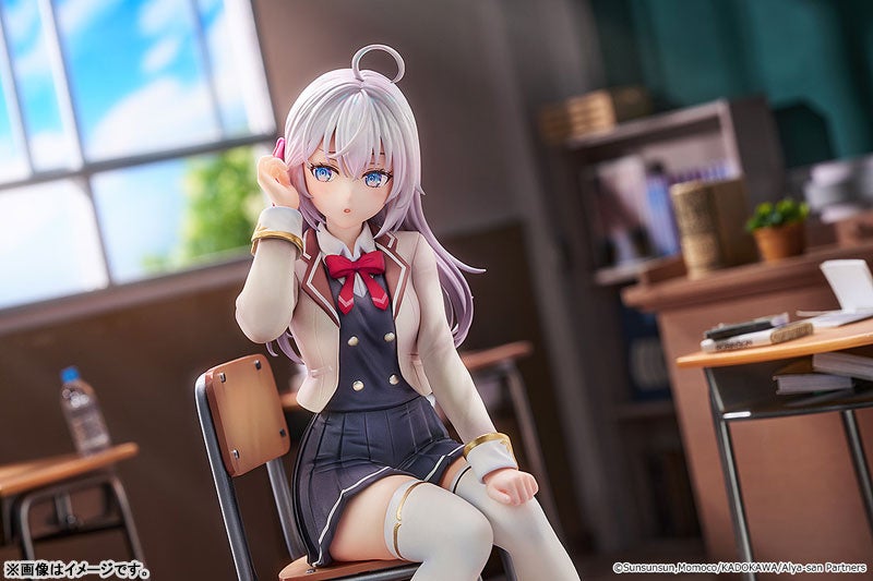 TVアニメ『時々ボソッとロシア語でデレる隣のアーリャさん』より、制服姿の「アリサ・ミハイロヴナ・九条」がフィギュアで登場。
