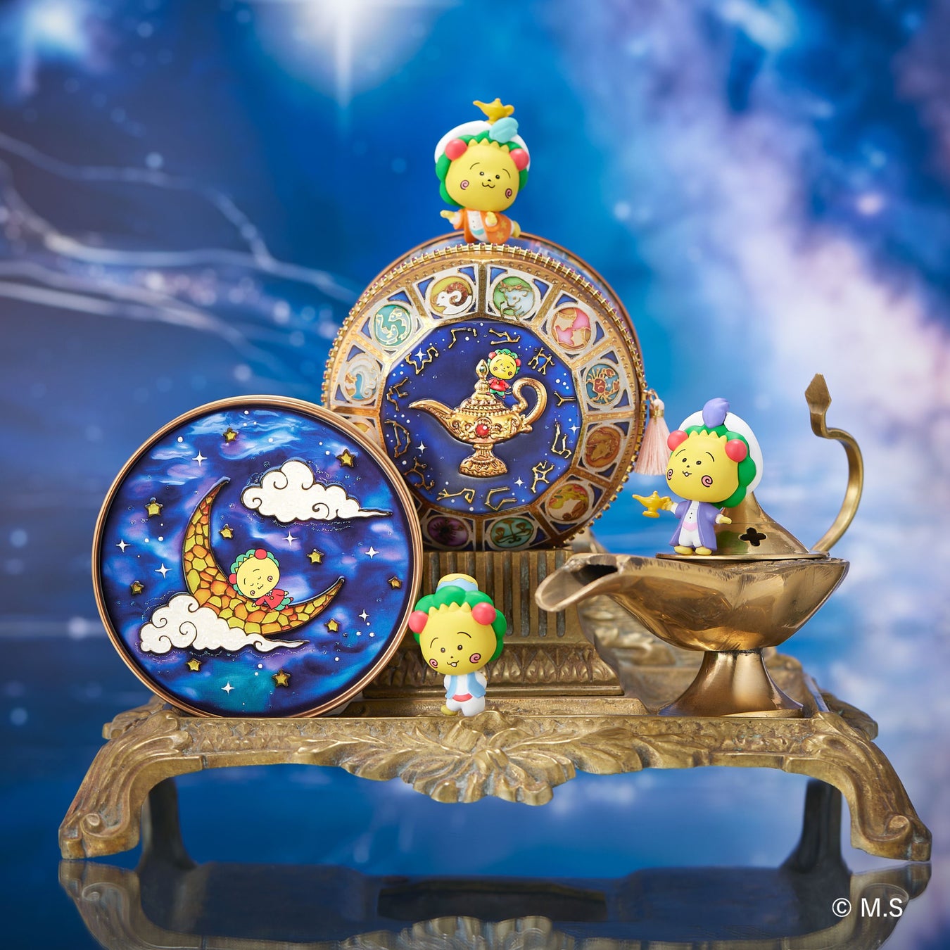 星空とランプを持つコジコジを、宝石のようなガラス絵で描いた『コジコジのランプ缶』が新発売。選べるフィギュア付きのほか、ミニチュア茶器セットやタッセルチェーンも