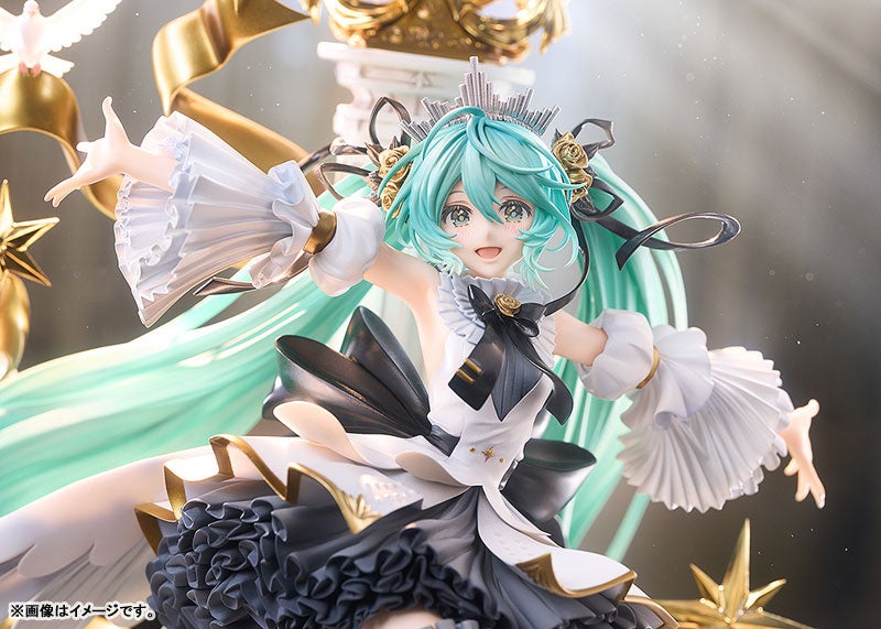 『キャラクター・ボーカル・シリーズ01 初音ミク』より、「初音ミクシンフォニー 10th Anniversary Ver.」のフィギュアが登場。あみあみにて予約受付中。